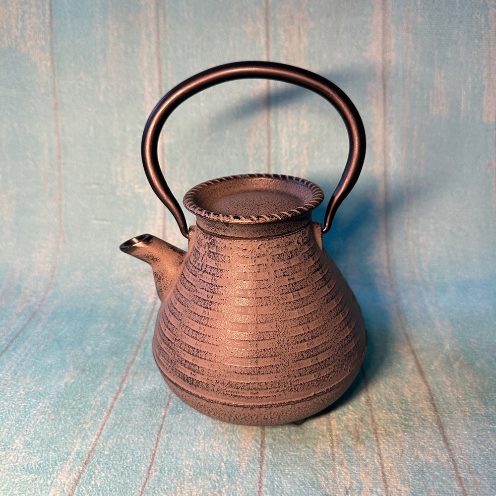 cast iron tea pot in excellent conditions